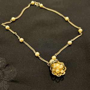 VTG Gold Tone Metal and fake pearl Basket Pendant necklace. Pretty!!!